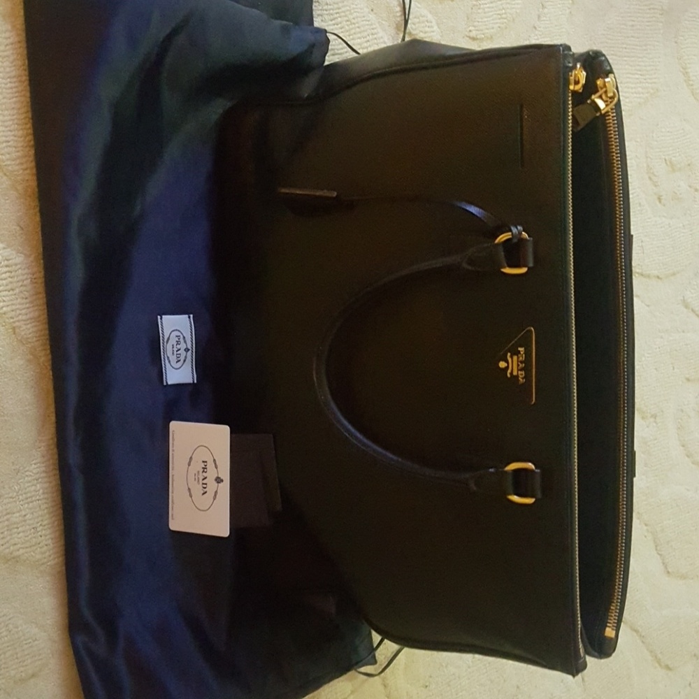 *Authentic* Prada Large Saffiano Handbag (Black)